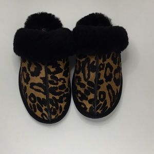 UGGS  FURRY SANDALS